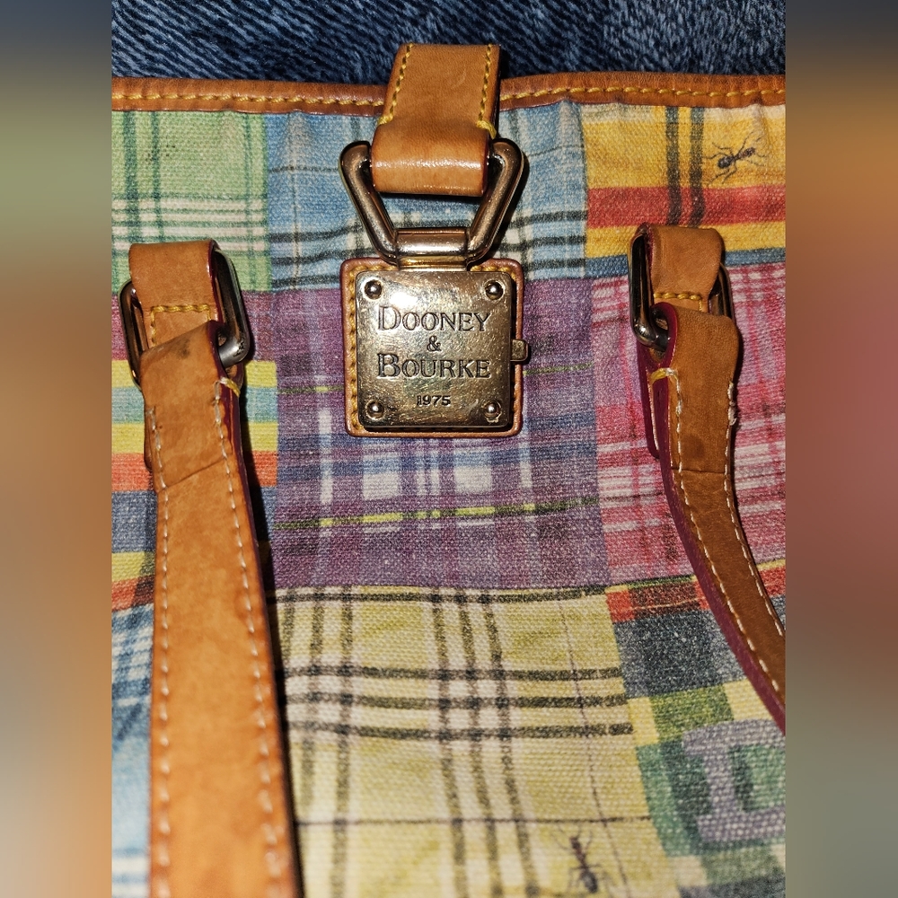 Doney and Bourke Aunts at a picnic bucket shoulder bag